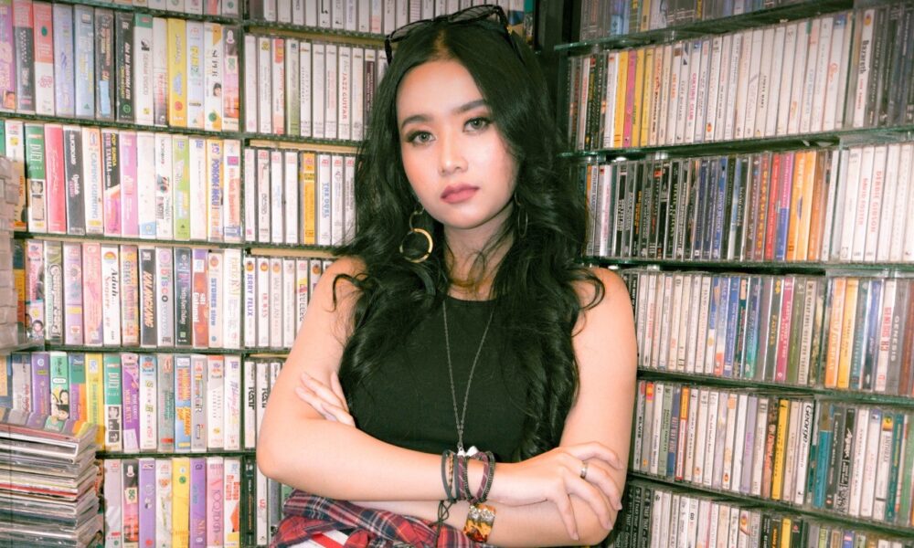 Nggak Nyangka! Efah Aaralyn Bikin Lagu 90-an Jadi Hits Lagi, Vibesnya Modern Abis! - POPERS.ID
